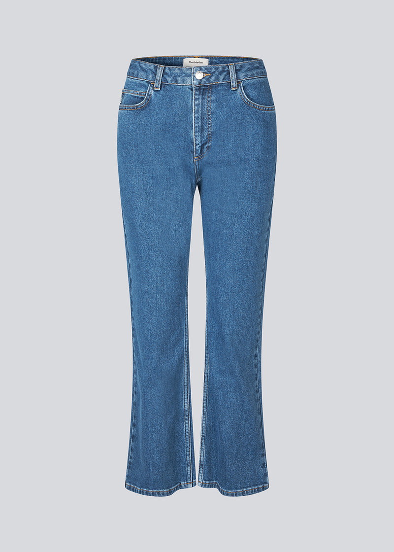 Flared jeans i boumuldsdenim. IsoldeMD solid cropped jeans har en høj talje, lynlåsgylp og for- og baglommer.
