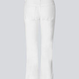 Flared denim jeans i hvid i boumuldsdenim. IsoldeMD solid cropped jeans har en høj talje, lynlåsgylp og for- og baglommer.
Modellen har en størrelse 27(small) på og er 175 cm.