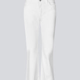Flared denim jeans i hvid i boumuldsdenim. IsoldeMD solid cropped jeans har en høj talje, lynlåsgylp og for- og baglommer.
Modellen har en størrelse 27(small) på og er 175 cm.
