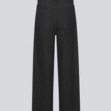 Sorte jeans med vidde I bomuldsdenim. IsoldeMD pants har en høj talje for- og baglommer og et bindebånd i taljen. Modellen er 177 cm og har en størrelse S/36 på.