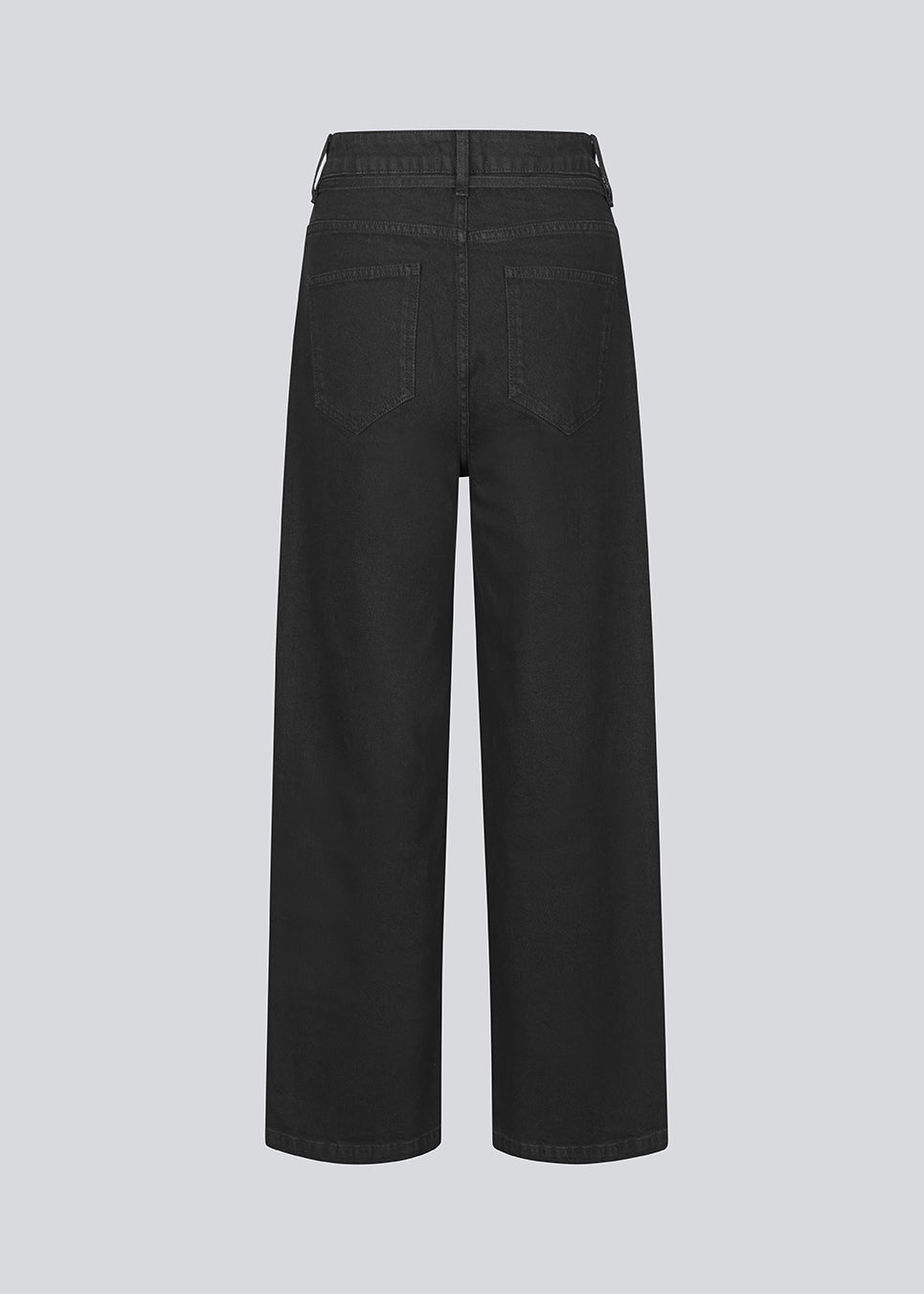 Sorte jeans med vidde I bomuldsdenim. IsoldeMD pants har en høj talje for- og baglommer og et bindebånd i taljen. Modellen er 177 cm og har en størrelse S/36 på.