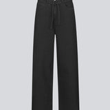 Sorte jeans med vidde I bomuldsdenim. IsoldeMD pants har en høj talje for- og baglommer og et bindebånd i taljen. Modellen er 177 cm og har en størrelse S/36 på.