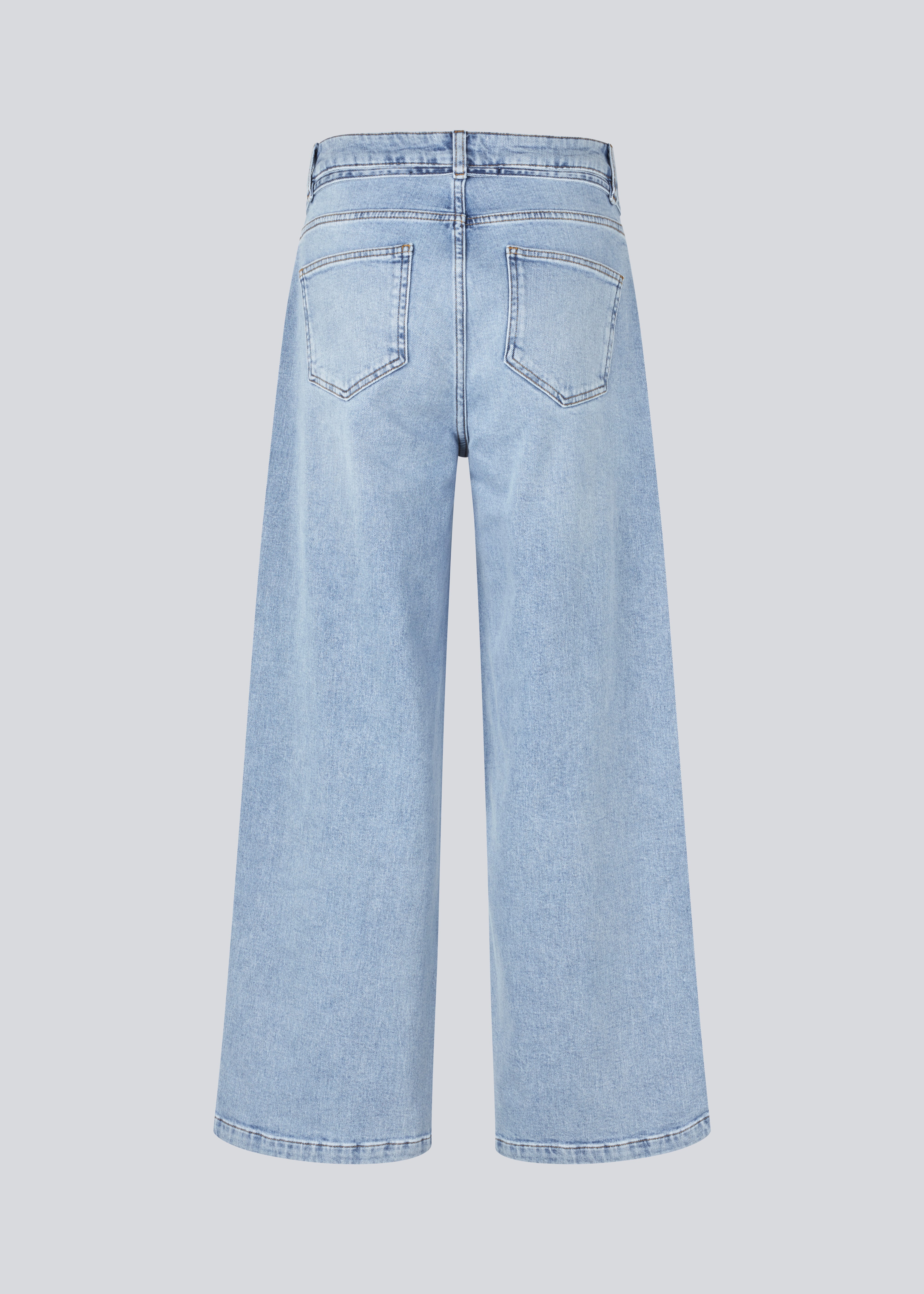 Jeans med vidde I bomuldsdenim. IsoldeMD pants har en høj talje for- og baglommer og et bindebånd i taljen.