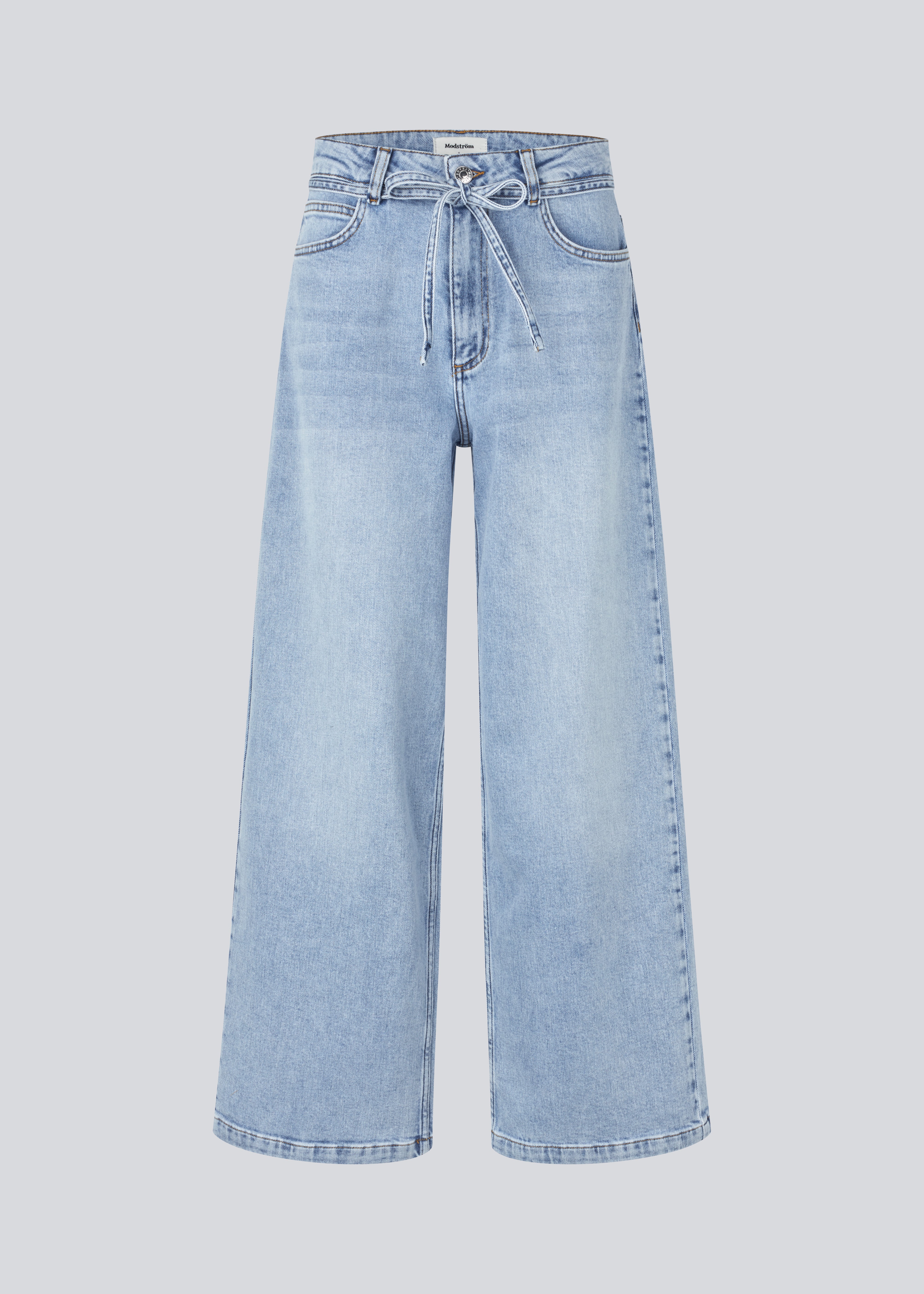 Jeans med vidde I bomuldsdenim. IsoldeMD pants har en høj talje for- og baglommer og et bindebånd i taljen.