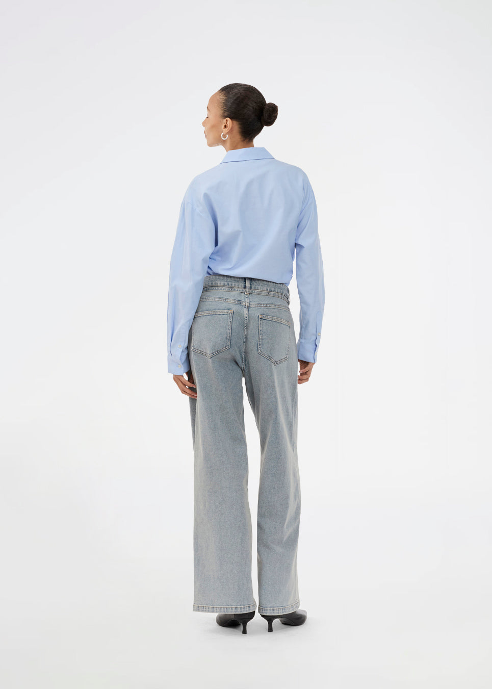 Jeans med vidde i bomuldsdenim i lyseblå. IsoldeMD pants har en høj talje for- og baglommer og et bindebånd i taljen.