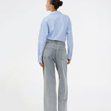 Jeans med vidde i bomuldsdenim i lyseblå. IsoldeMD pants har en høj talje for- og baglommer og et bindebånd i taljen.