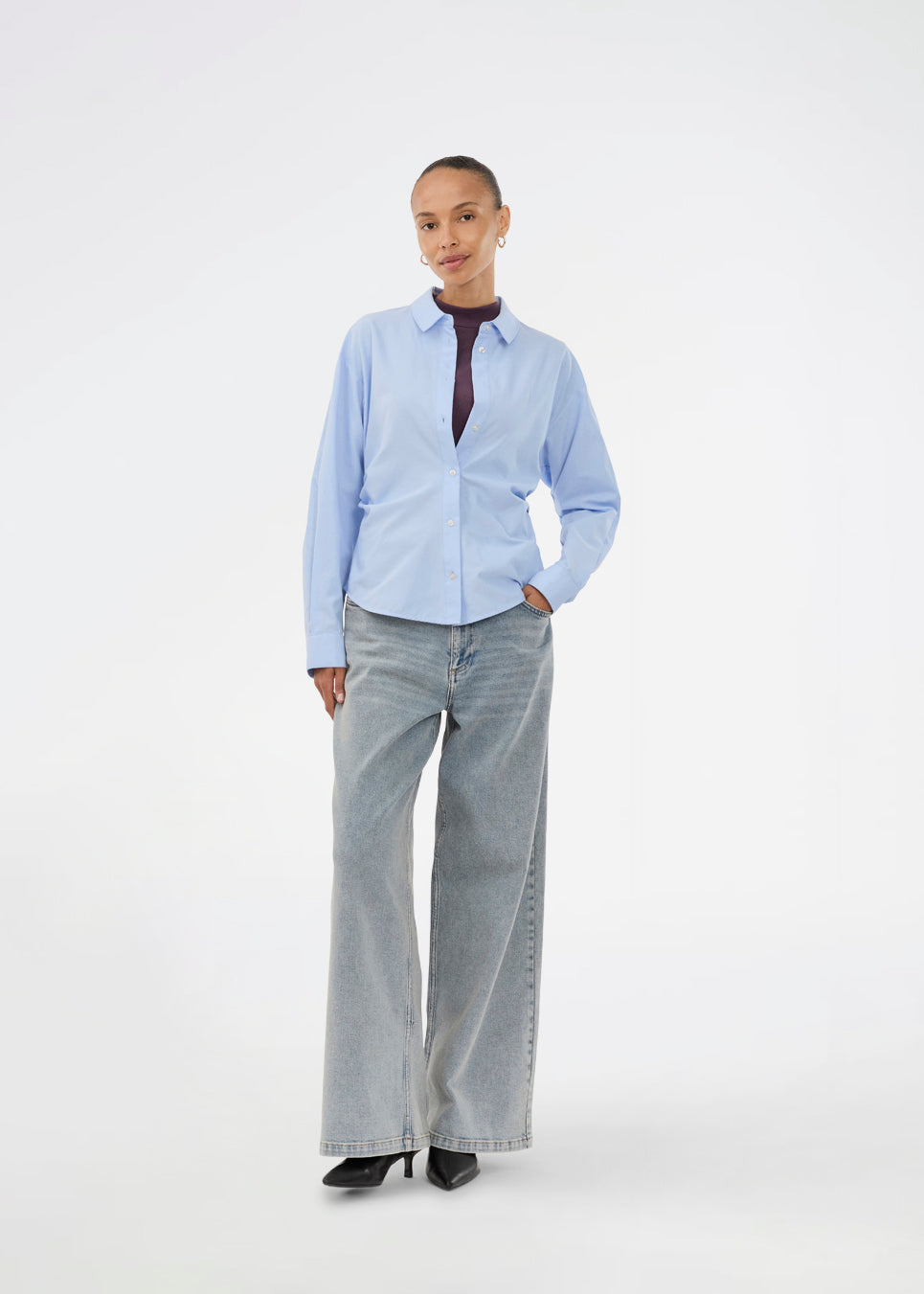 Jeans med vidde i bomuldsdenim i lyseblå. IsoldeMD pants har en høj talje for- og baglommer og et bindebånd i taljen.
