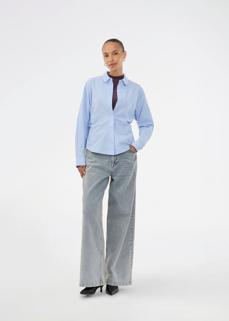 Jeans med vidde i bomuldsdenim i lyseblå. IsoldeMD pants har en høj talje for- og baglommer og et bindebånd i taljen.