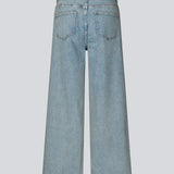 Jeans med vidde i bomuldsdenim i lyseblå. IsoldeMD pants har en høj talje for- og baglommer og et bindebånd i taljen.