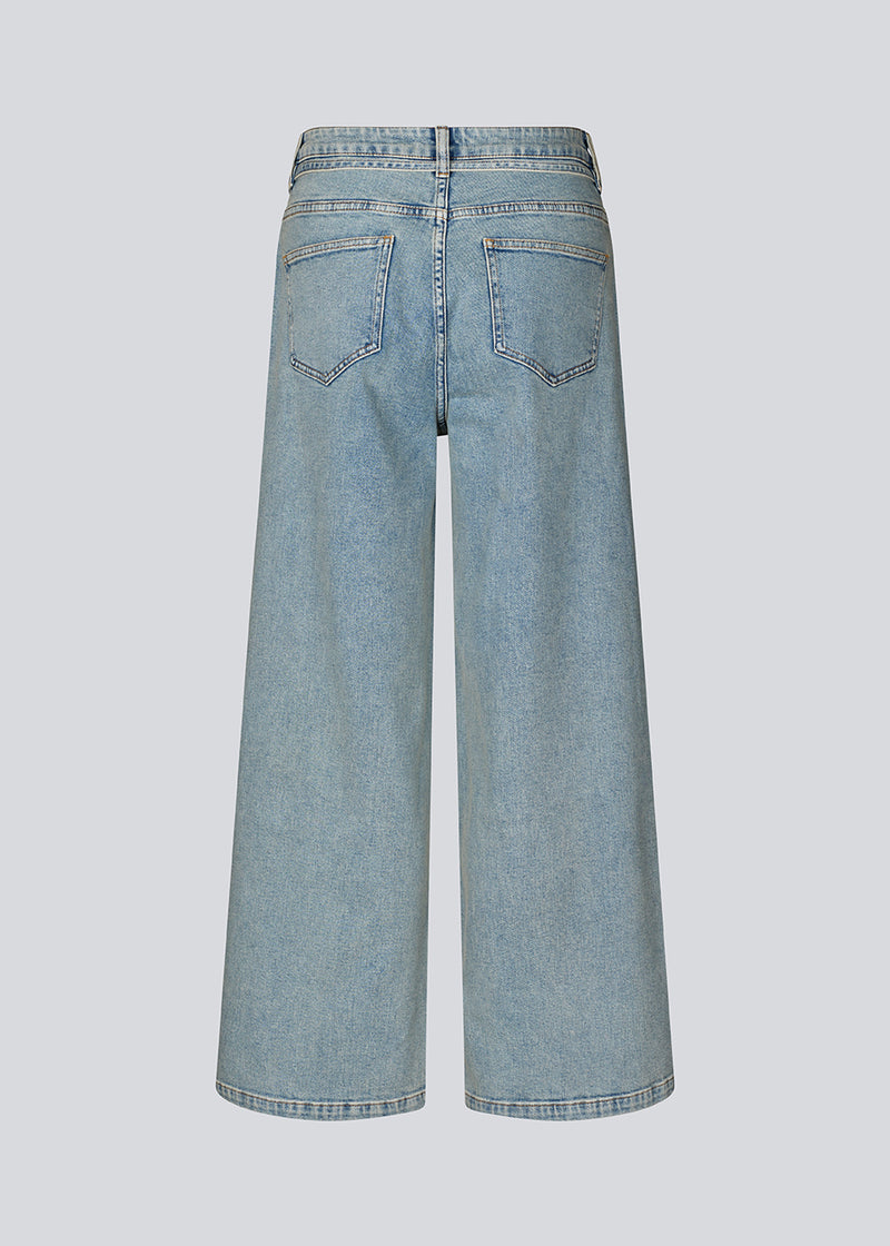 Jeans med vidde i bomuldsdenim i lyseblå. IsoldeMD pants har en høj talje for- og baglommer og et bindebånd i taljen.