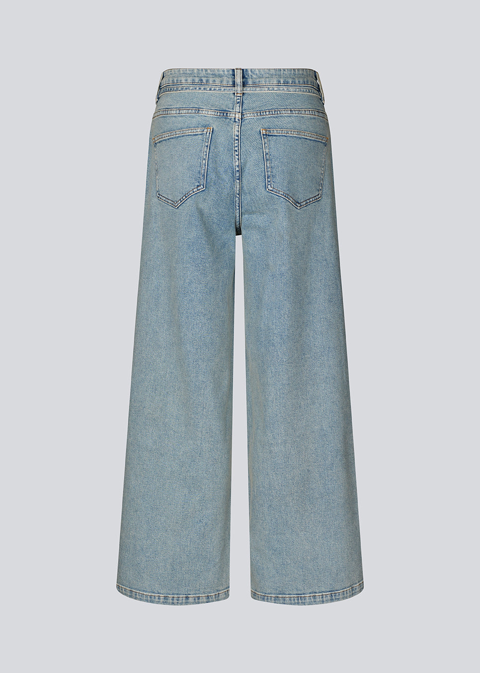 Jeans med vidde i bomuldsdenim i lyseblå. IsoldeMD pants har en høj talje for- og baglommer og et bindebånd i taljen.