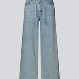 Jeans med vidde i bomuldsdenim i lyseblå. IsoldeMD pants har en høj talje for- og baglommer og et bindebånd i taljen.