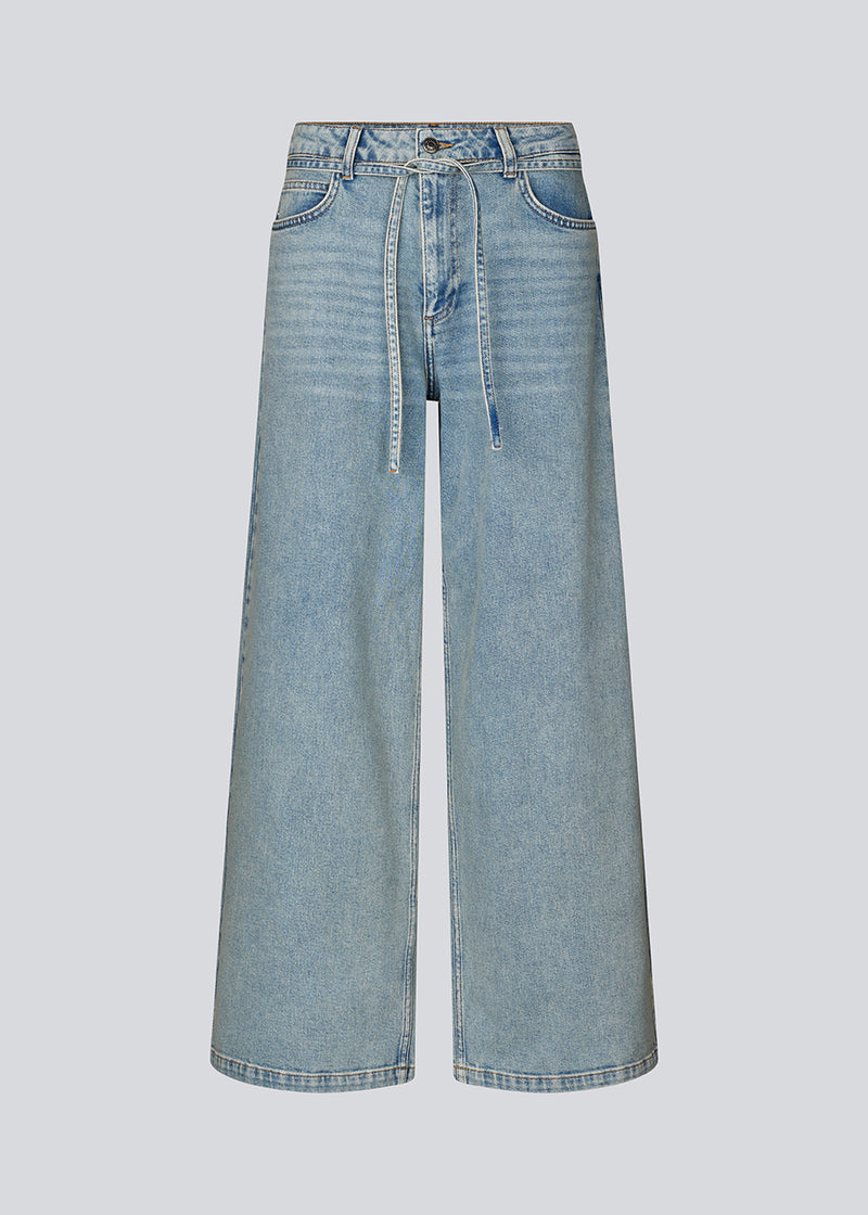 Jeans med vidde i bomuldsdenim i lyseblå. IsoldeMD pants har en høj talje for- og baglommer og et bindebånd i taljen.