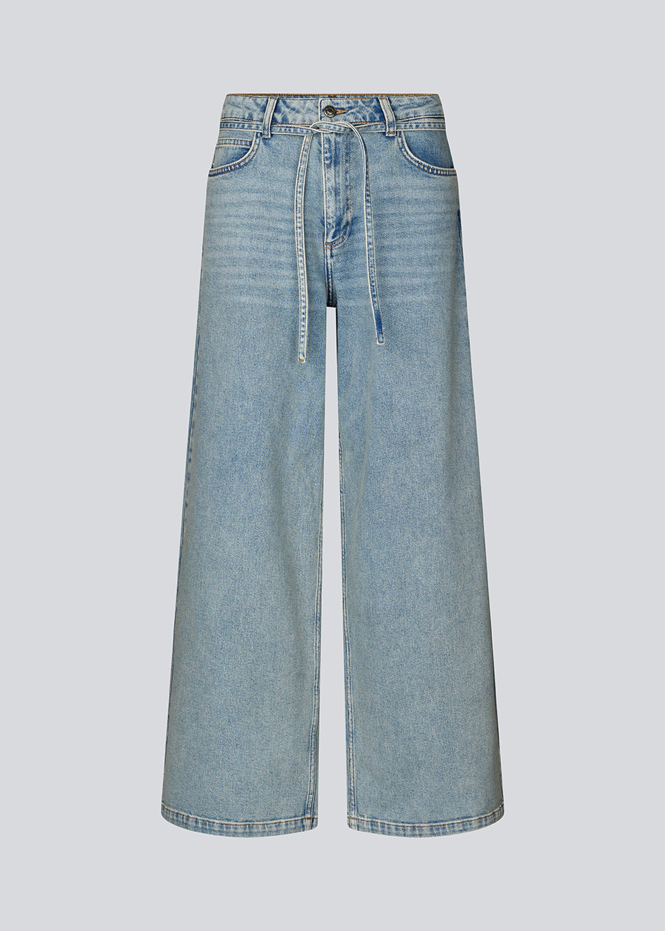 Jeans med vidde i bomuldsdenim i lyseblå. IsoldeMD pants har en høj talje for- og baglommer og et bindebånd i taljen.
