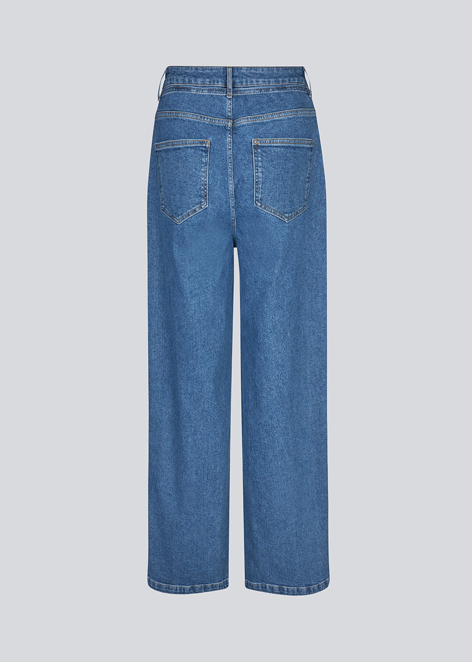 Jeans med vidde I bomuldsdenim. IsoldeMD pants har en høj talje for- og baglommer og et bindebånd i taljen.