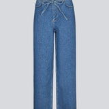 Jeans med vidde I bomuldsdenim. IsoldeMD pants har en høj talje for- og baglommer og et bindebånd i taljen.