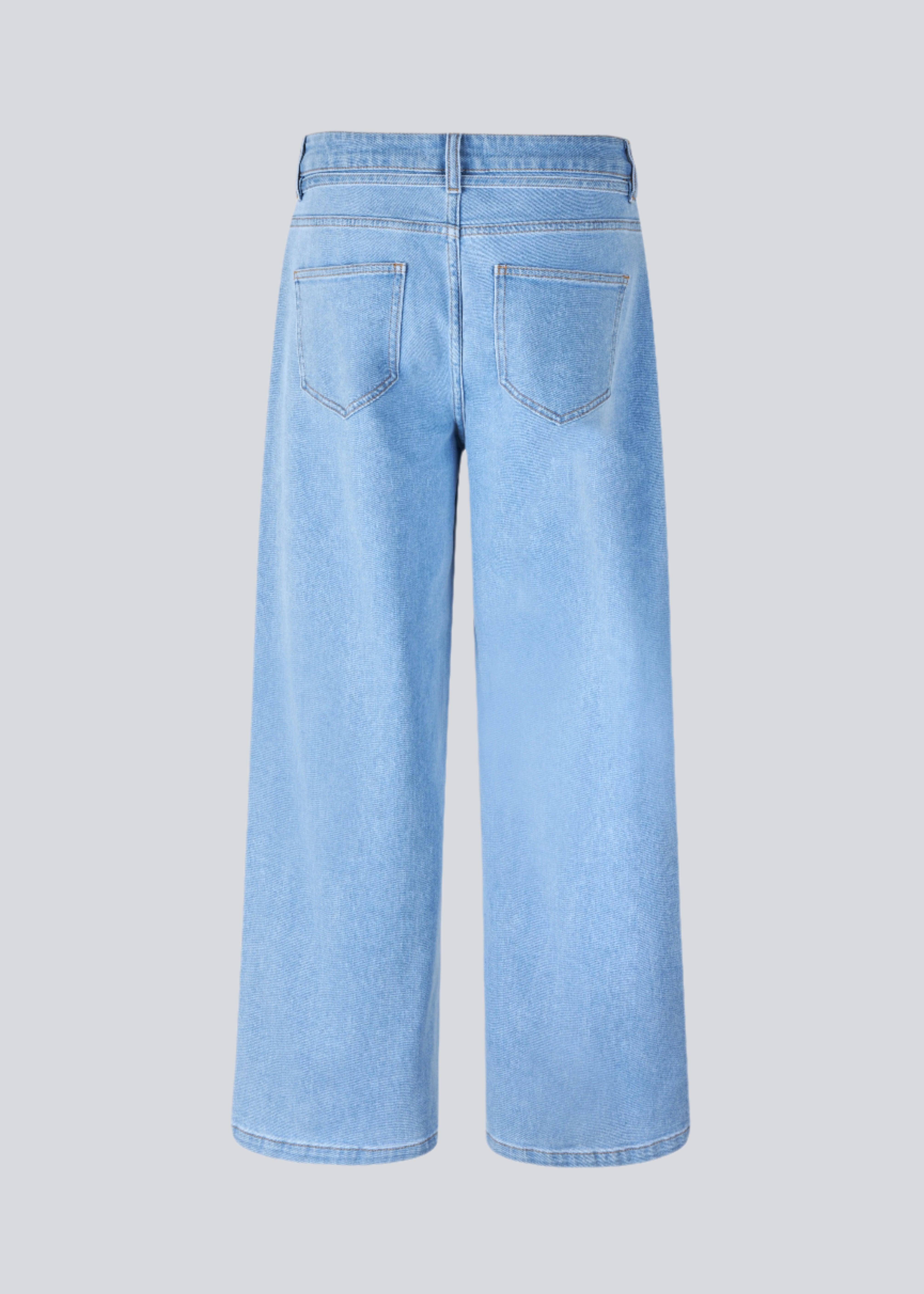 Jeans med vidde i bomuldsdenim. IsoldeMD pants har en høj talje for- og baglommer og et bindebånd i taljen. Lys denim.