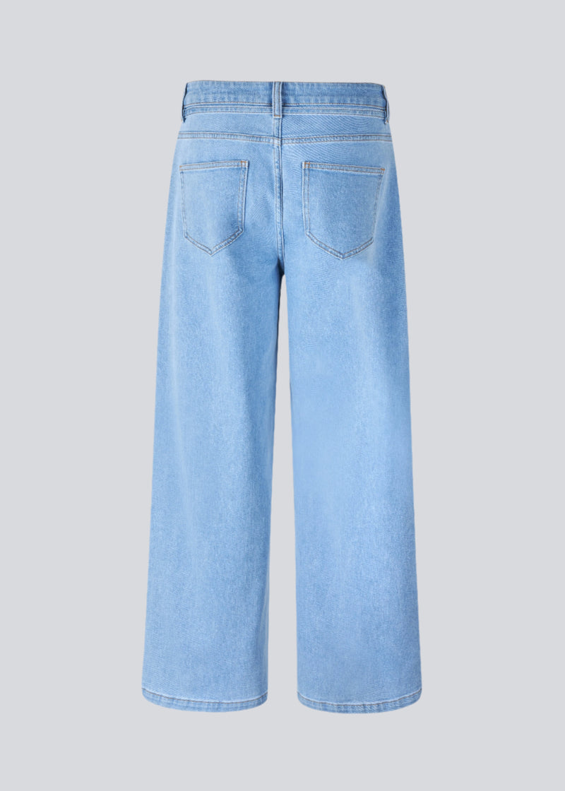 Jeans med vidde i bomuldsdenim. IsoldeMD pants har en høj talje for- og baglommer og et bindebånd i taljen. Lys denim.