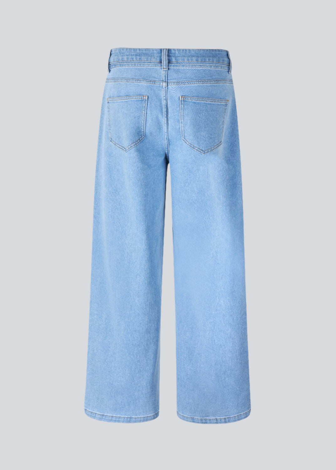 Jeans med vidde i bomuldsdenim. IsoldeMD pants har en høj talje for- og baglommer og et bindebånd i taljen. Lys denim.