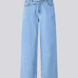 Jeans med vidde i bomuldsdenim. IsoldeMD pants har en høj talje for- og baglommer og et bindebånd i taljen. Lys denim.