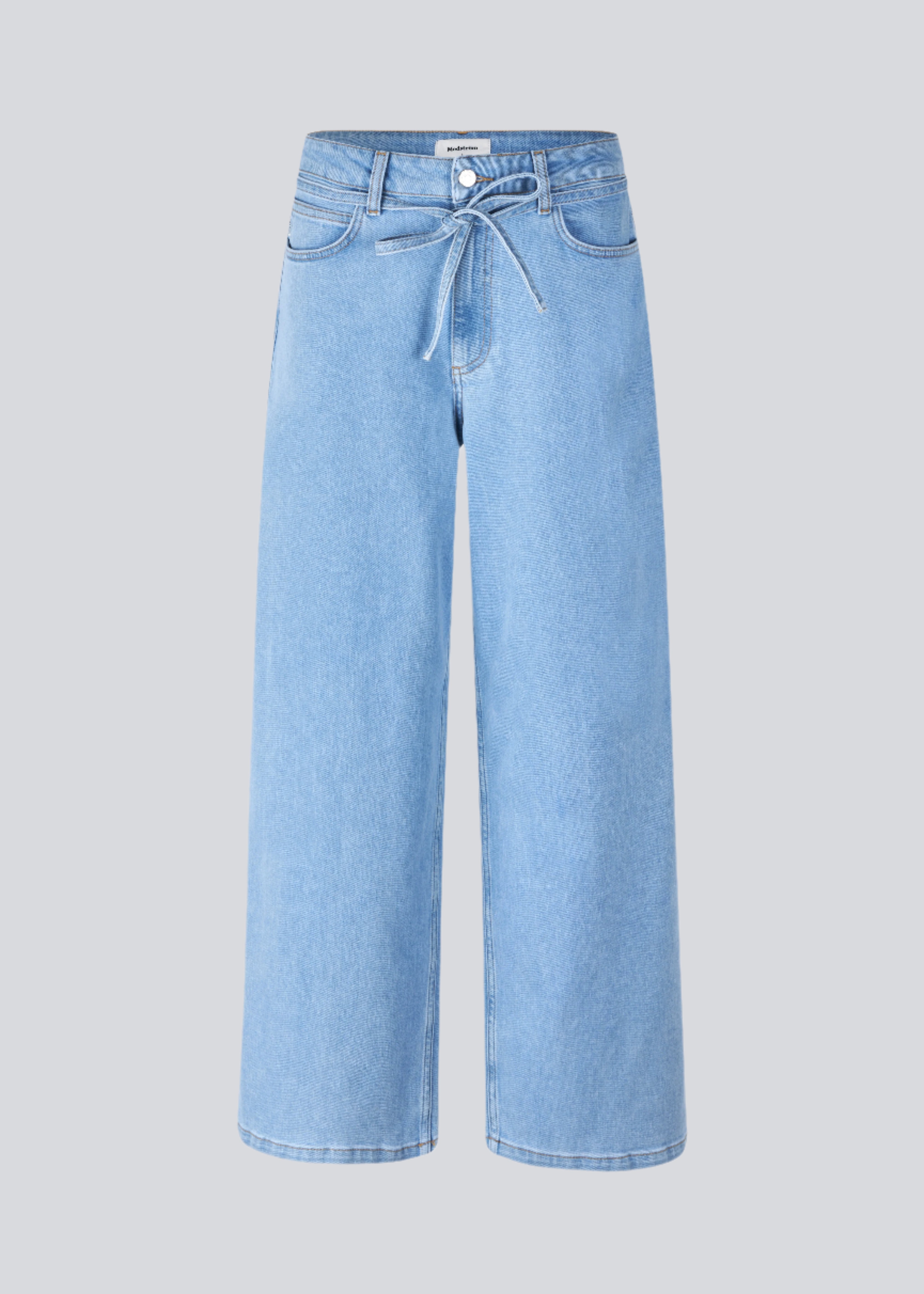 Jeans med vidde i bomuldsdenim. IsoldeMD pants har en høj talje for- og baglommer og et bindebånd i taljen. Lys denim.