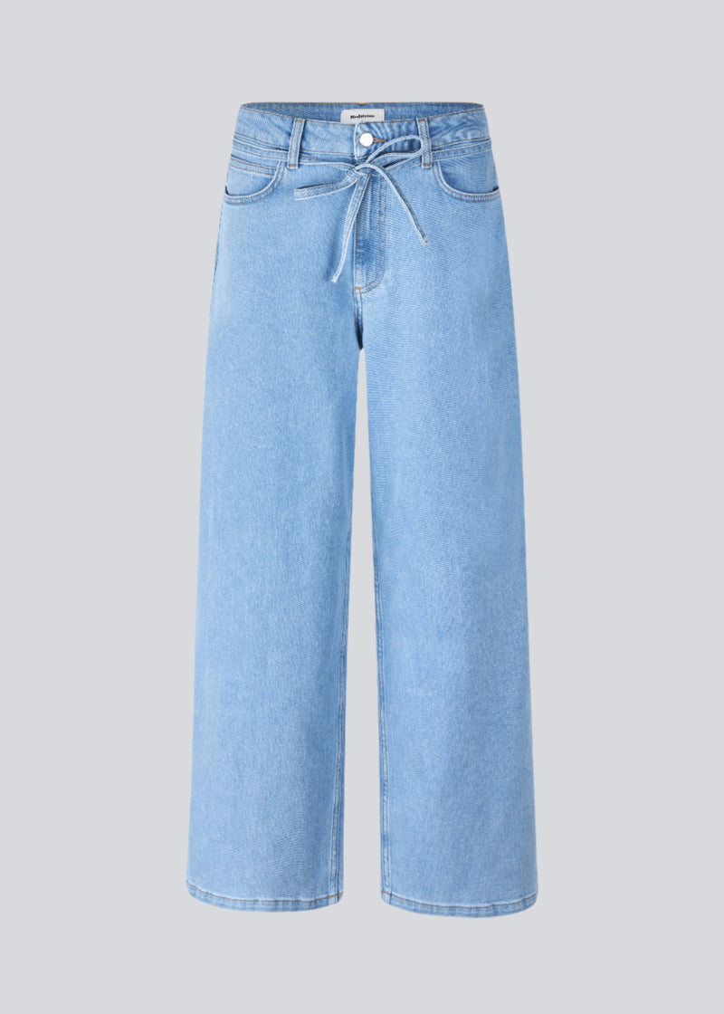Jeans med vidde i bomuldsdenim. IsoldeMD pants har en høj talje for- og baglommer og et bindebånd i taljen. Lys denim.