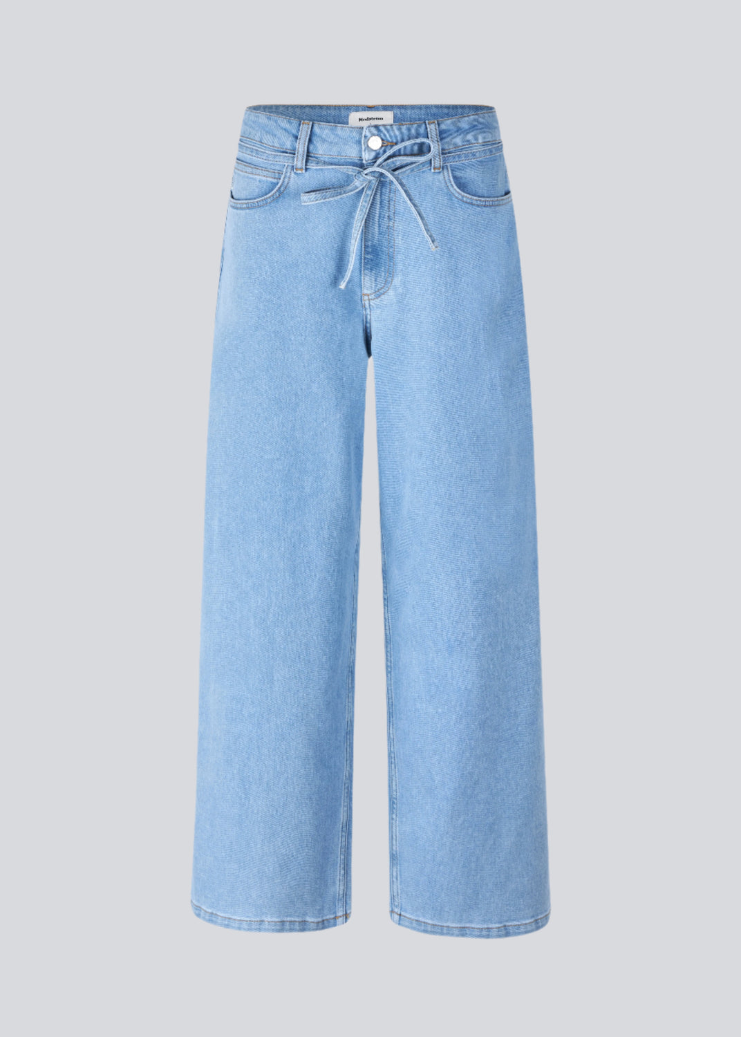 Jeans med vidde i bomuldsdenim. IsoldeMD pants har en høj talje for- og baglommer og et bindebånd i taljen. Lys denim.