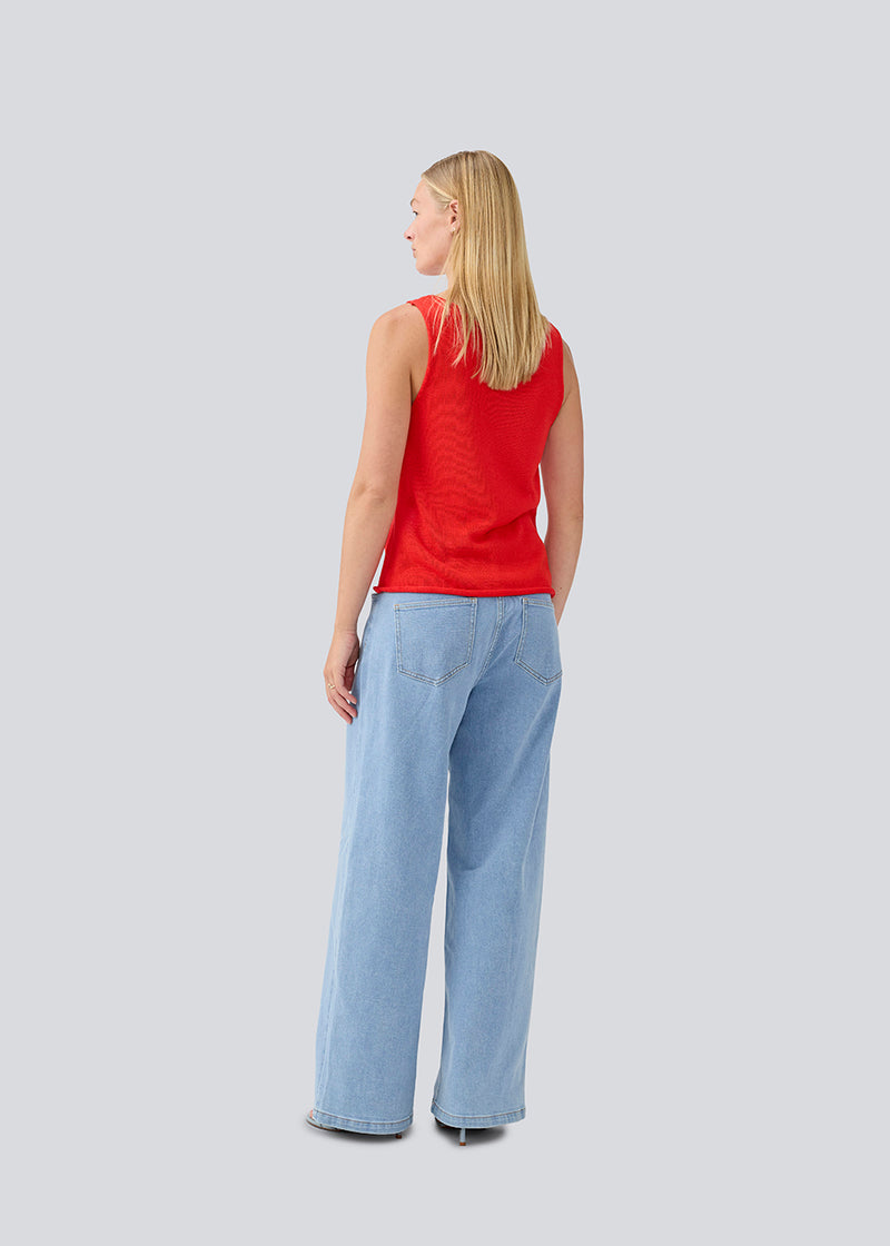 Jeans med vidde i bomuldsdenim. IsoldeMD pants har en høj talje for- og baglommer og et bindebånd i taljen. Lys denim.