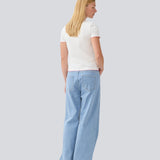 Jeans med vidde i bomuldsdenim. IsoldeMD pants har en høj talje for- og baglommer og et bindebånd i taljen. Lys denim.