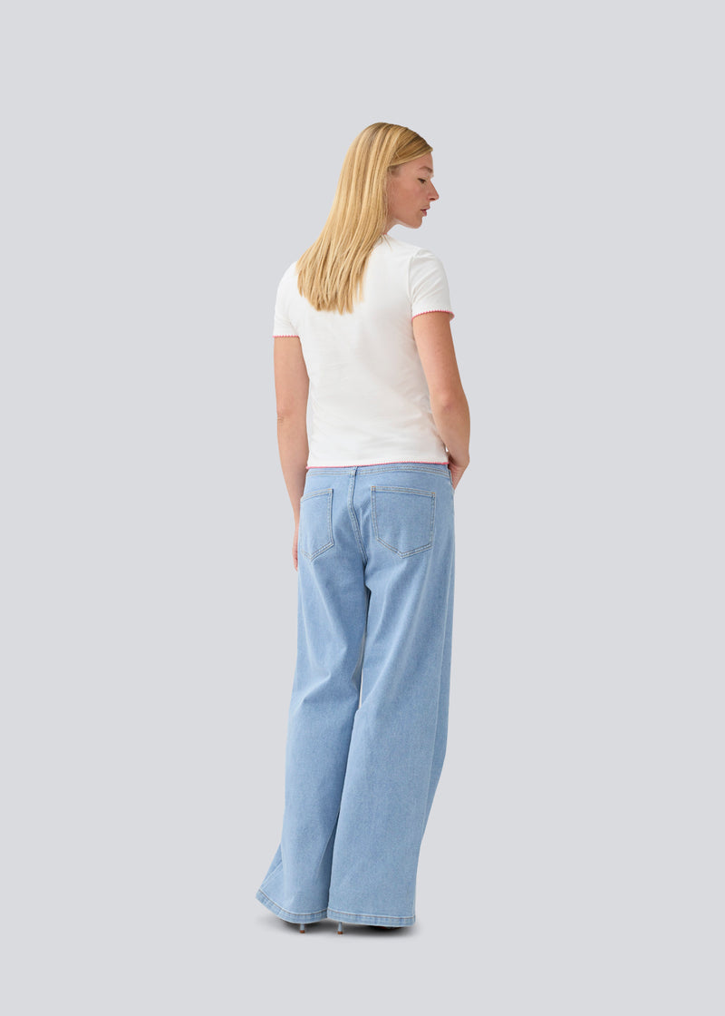 Jeans med vidde i bomuldsdenim. IsoldeMD pants har en høj talje for- og baglommer og et bindebånd i taljen. Lys denim.