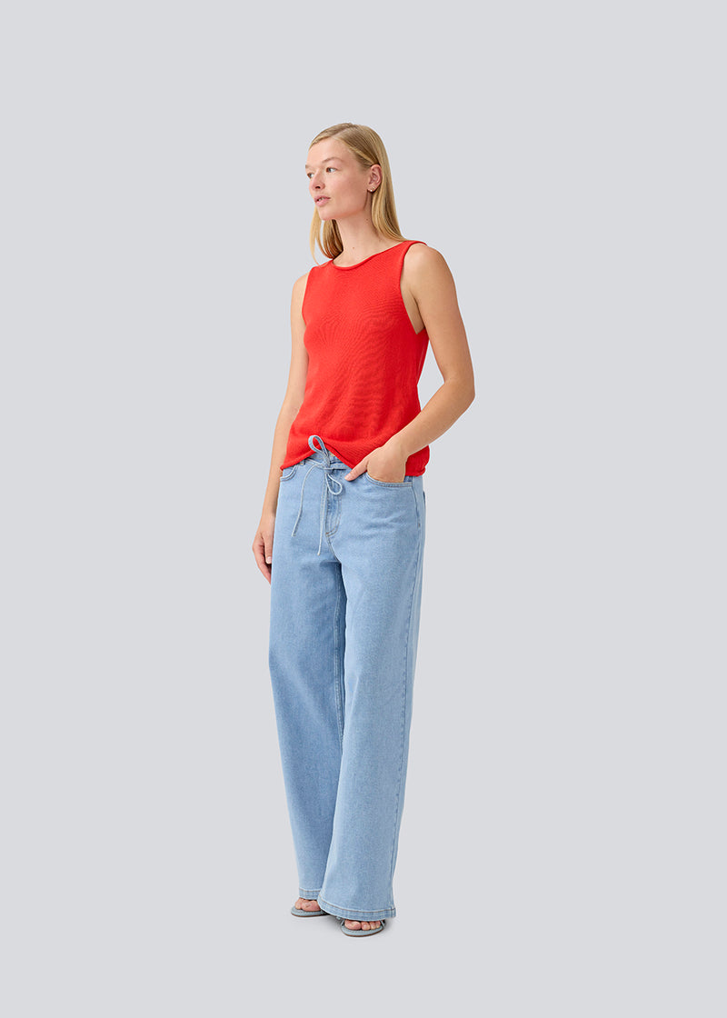 Jeans med vidde i bomuldsdenim. IsoldeMD pants har en høj talje for- og baglommer og et bindebånd i taljen. Lys denim.