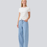 Jeans med vidde i bomuldsdenim. IsoldeMD pants har en høj talje for- og baglommer og et bindebånd i taljen. Lys denim.