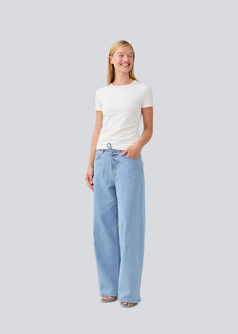Jeans med vidde i bomuldsdenim. IsoldeMD pants har en høj talje for- og baglommer og et bindebånd i taljen. Lys denim.