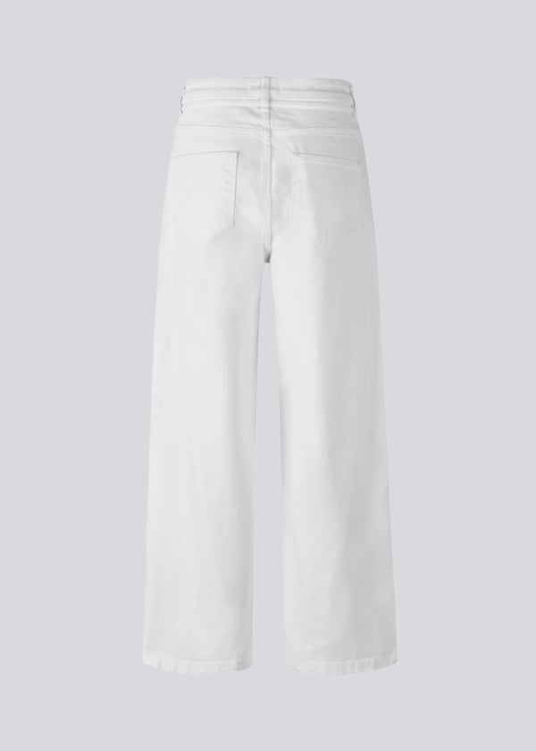 Jeans med vidde I bomuldsdenim. IsoldeMD pants har en høj talje for- og baglommer og et bindebånd i taljen.
