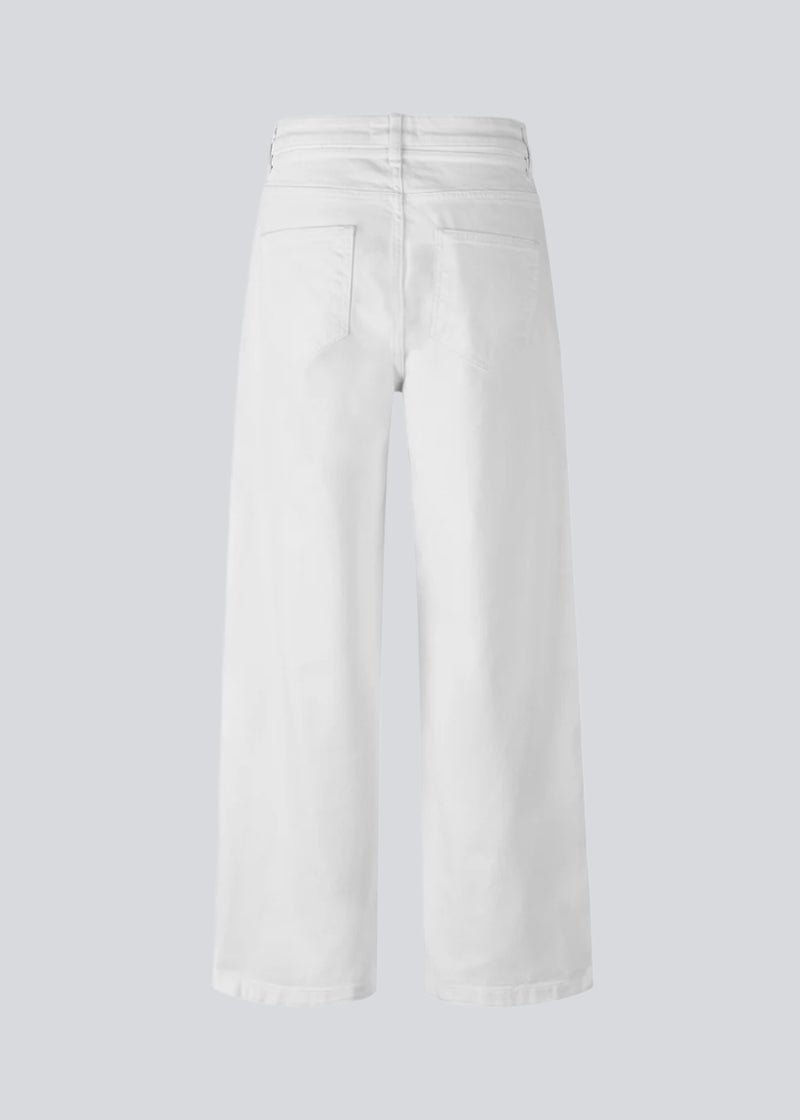 Jeans med vidde I bomuldsdenim. IsoldeMD pants har en høj talje for- og baglommer og et bindebånd i taljen.