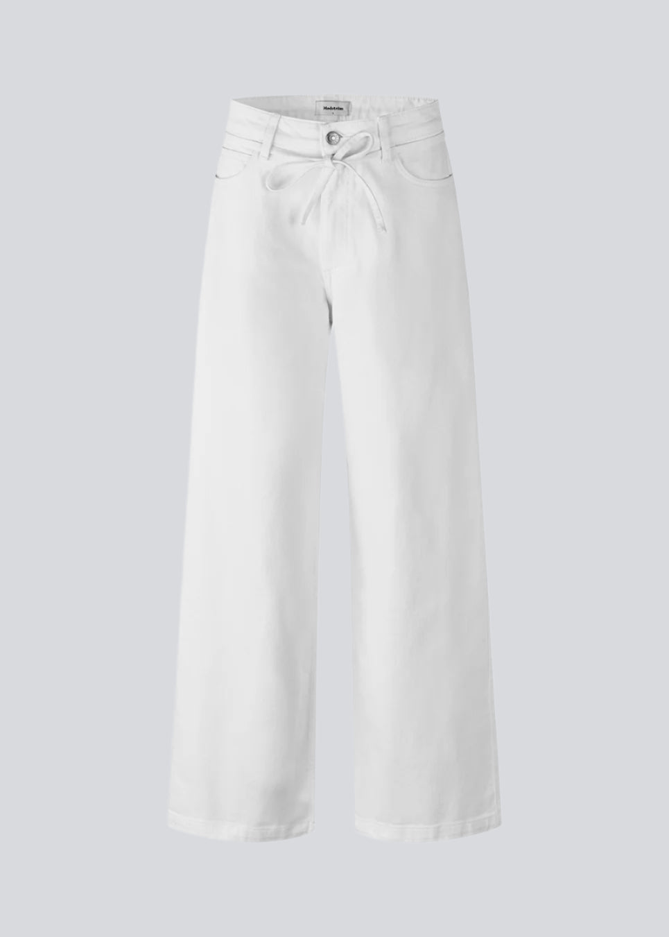 Jeans med vidde I bomuldsdenim. IsoldeMD pants har en høj talje for- og baglommer og et bindebånd i taljen.
