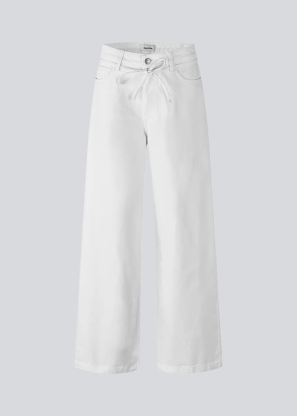 Jeans med vidde I bomuldsdenim. IsoldeMD pants har en høj talje for- og baglommer og et bindebånd i taljen.