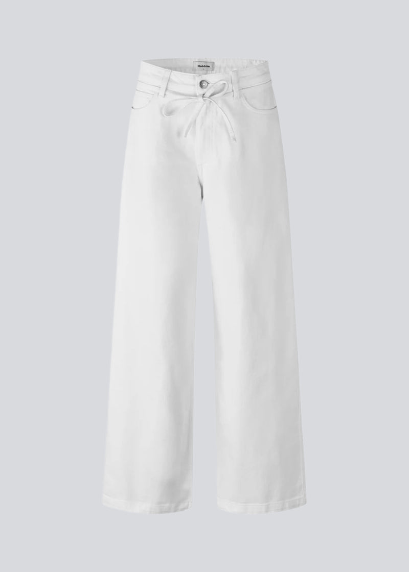 Jeans med vidde I bomuldsdenim. IsoldeMD pants har en høj talje for- og baglommer og et bindebånd i taljen.