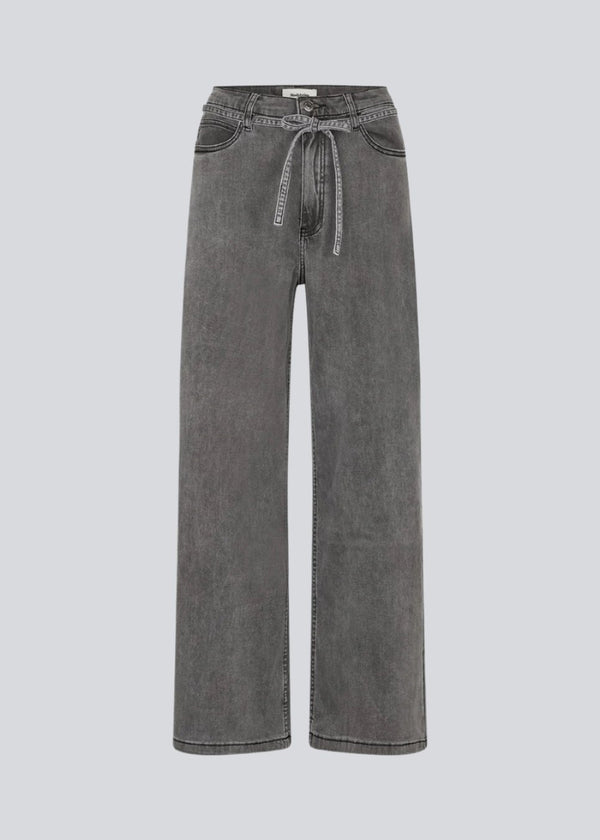 Grå jeans med vidde i bomuldsdenim med bindebånd.. IsoldeMD solid pants har en høj talje, for- og baglommer og et bindebånd i taljen.