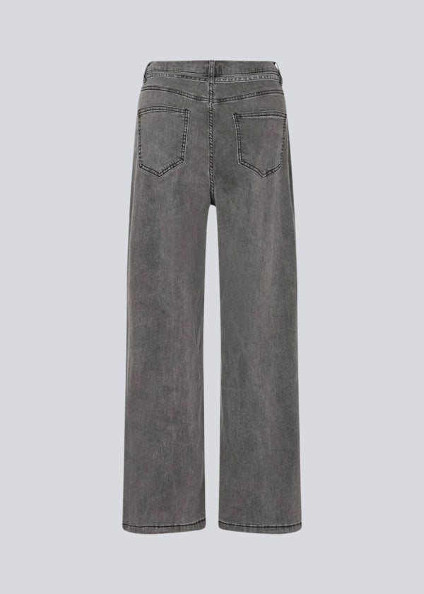 Grå jeans med vidde i bomuldsdenim med bindebånd.. IsoldeMD solid pants har en høj talje, for- og baglommer og et bindebånd i taljen.