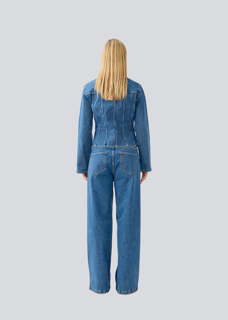 Figursyet skjorte i denim. IsoldeMD solid shirt har krave, løse ærmer og knappelukning fortil. 