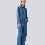 Figursyet skjorte i denim. IsoldeMD solid shirt har krave, løse ærmer og knappelukning fortil. 