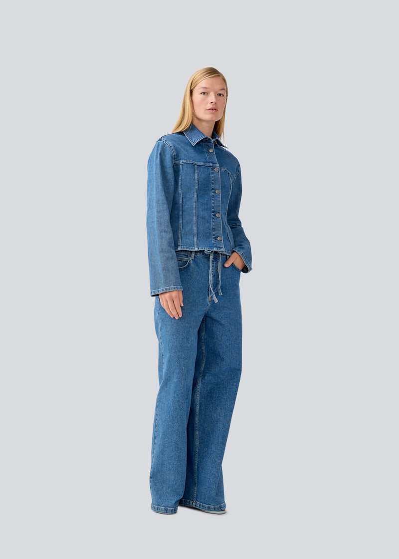 Figursyet skjorte i denim. IsoldeMD solid shirt har krave, løse ærmer og knappelukning fortil. 