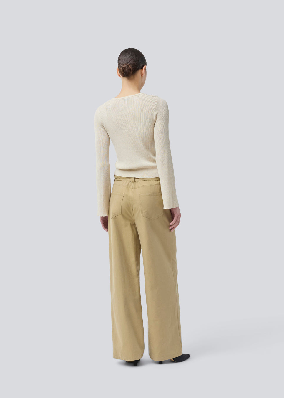 Bukser med vidde i twill. IsoldeMD pants har en høj talje for- og baglommer og et bindebånd i taljen. Modellen er 177 cm og har en størrelse S/36 på.