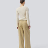 Bukser med vidde i twill. IsoldeMD pants har en høj talje for- og baglommer og et bindebånd i taljen. Modellen er 177 cm og har en størrelse S/36 på.