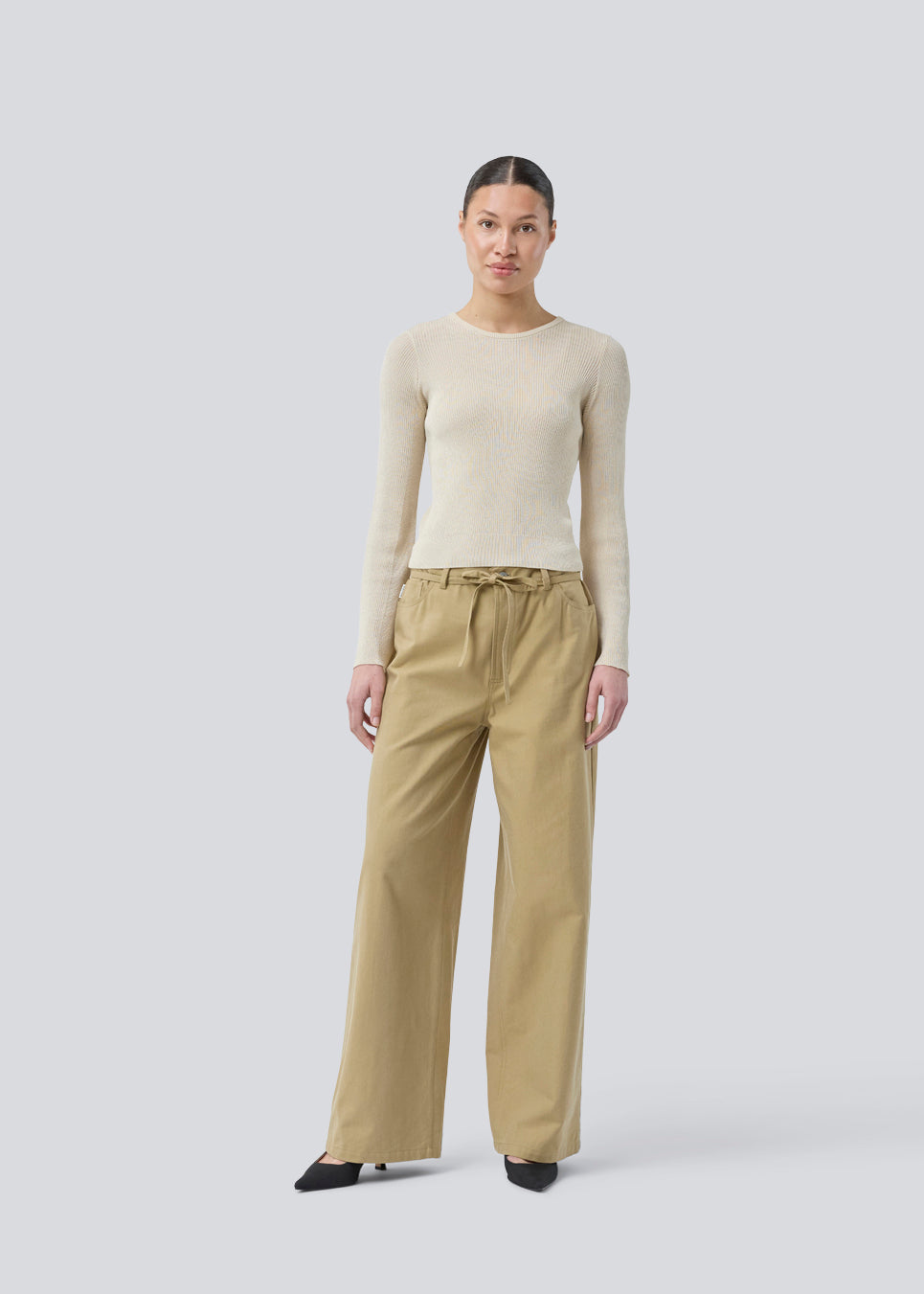Bukser med vidde i twill. IsoldeMD pants har en høj talje for- og baglommer og et bindebånd i taljen. Modellen er 177 cm og har en størrelse S/36 på.