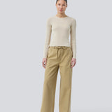 Bukser med vidde i twill. IsoldeMD pants har en høj talje for- og baglommer og et bindebånd i taljen. Modellen er 177 cm og har en størrelse S/36 på.