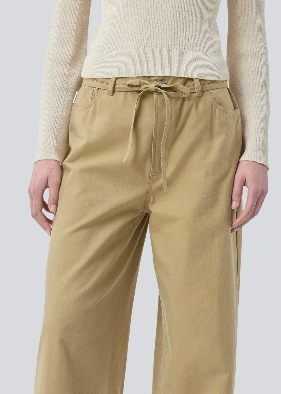 Bukser med vidde i twill. IsoldeMD pants har en høj talje for- og baglommer og et bindebånd i taljen. Modellen er 177 cm og har en størrelse S/36 på.