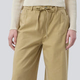 Bukser med vidde i twill. IsoldeMD pants har en høj talje for- og baglommer og et bindebånd i taljen. Modellen er 177 cm og har en størrelse S/36 på.