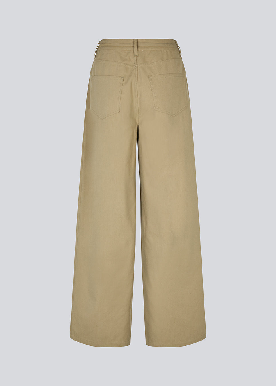 Bukser med vidde i twill. IsoldeMD pants har en høj talje for- og baglommer og et bindebånd i taljen. Modellen er 177 cm og har en størrelse S/36 på.